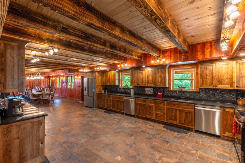 Full kitchen with double appliances — Black Eagle Lodge