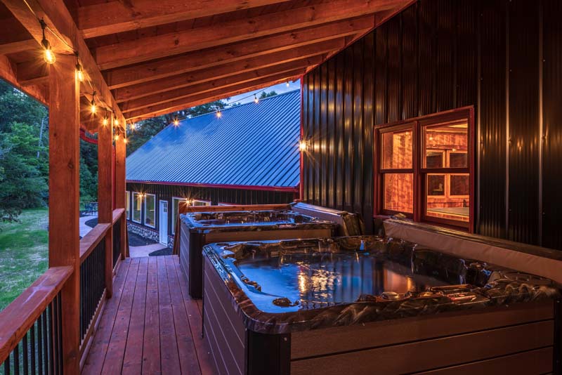 Two hot tubs on the covered deck — Black Eagle Lodge