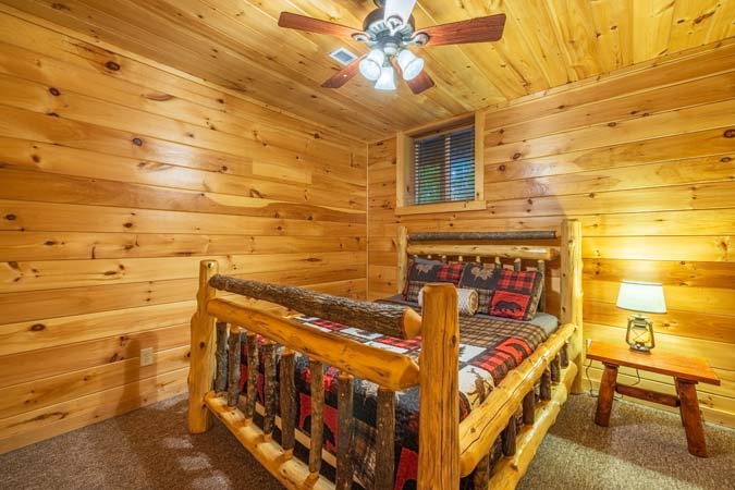 Queen log-bed bedroom — Timber Ridge Lodge