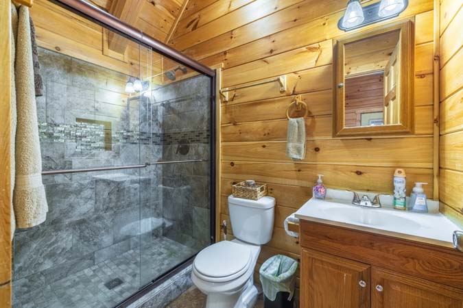 Honeymoon suite king log-bed bedroom with ensuite — Timber Ridge Lodge