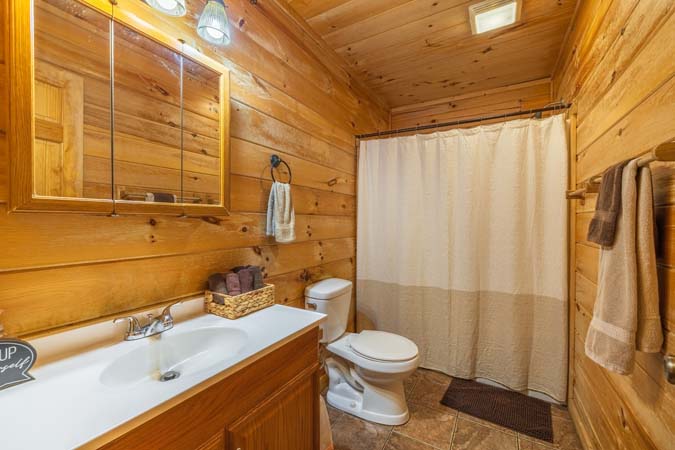 Full bathroom — Timber Ridge Lodge