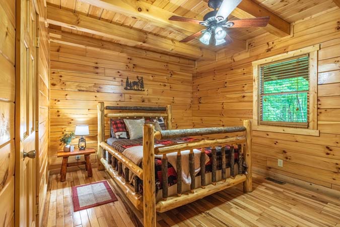 Queen log-bed bedroom — Timber Ridge Lodge