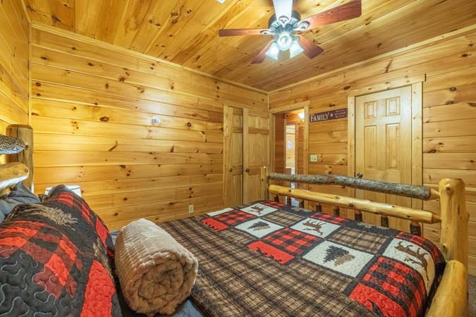 Family queen log-bed bedroom — Timber Ridge Lodge