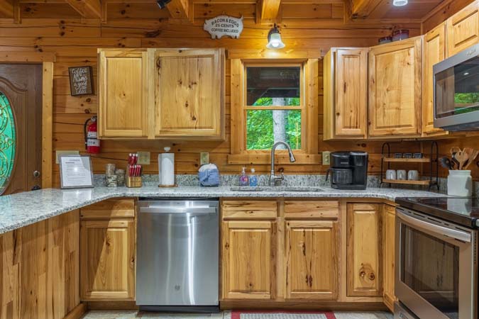Open kitchen and dining area — Timber Ridge Lodge