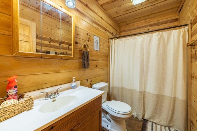 Fully equipped kitchen with granite counters — Timber Ridge Lodge